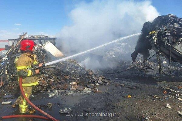 مهار آتش سوزی در جاده پیربازار ۳ خودرو و ۲ مغازه در آتش سوخت