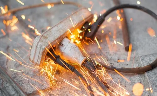 کارگر جوان بر اثر برق گرفتگی در گلسار رشت جان باخت