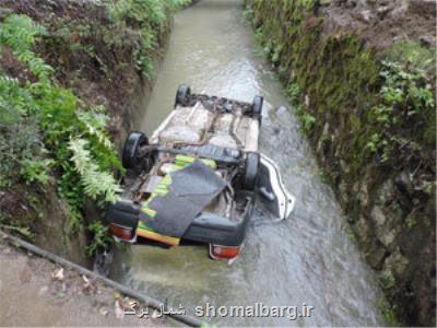 سقوط یك دستگاه خودرو به داخل رودخانه