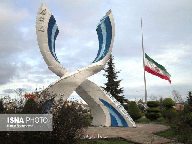 نیمه افراشته شدن پرچم ایران در مرز آستارا