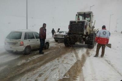 امدادرسانی به خودرو های گرفتار در برف محور سیاهكل به دیلمان